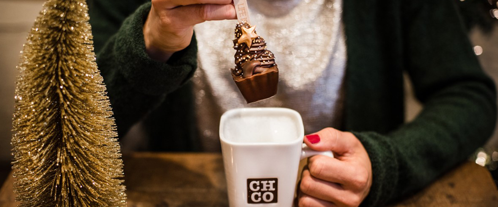 Warme chocolademelk in kerstsfeer