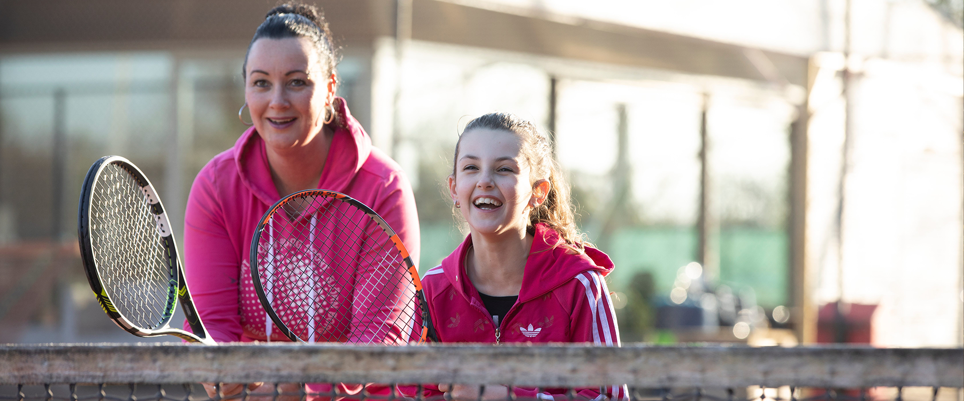 Astrid en Zoë bij het tennisnet
