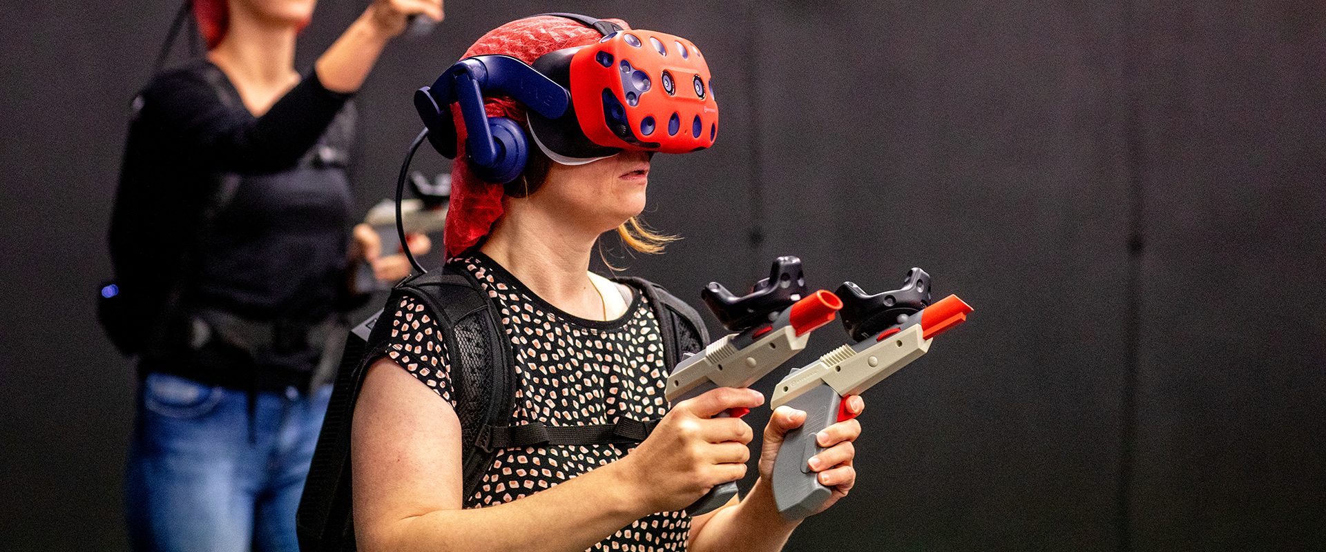 Wendy en Maritt met VR-bril en controller in actie
