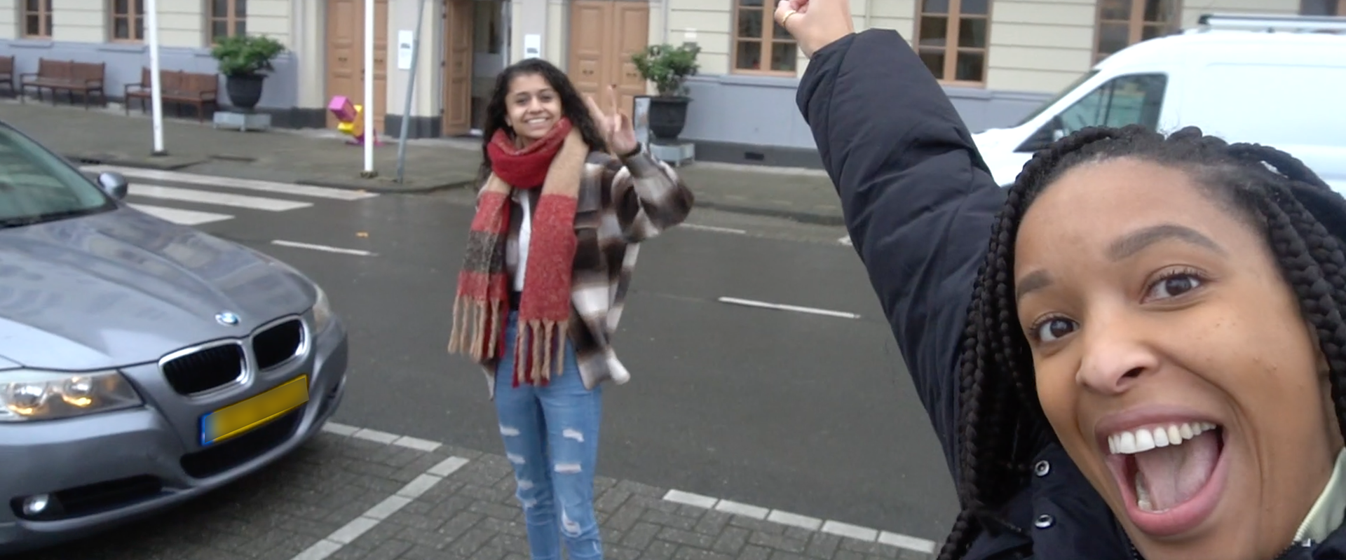 Nelly en Julie poseren voor het Wereldmuseum