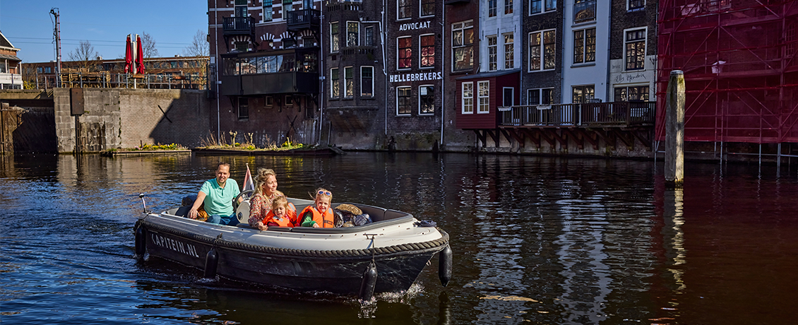 Gezin in sloep van iKaptein