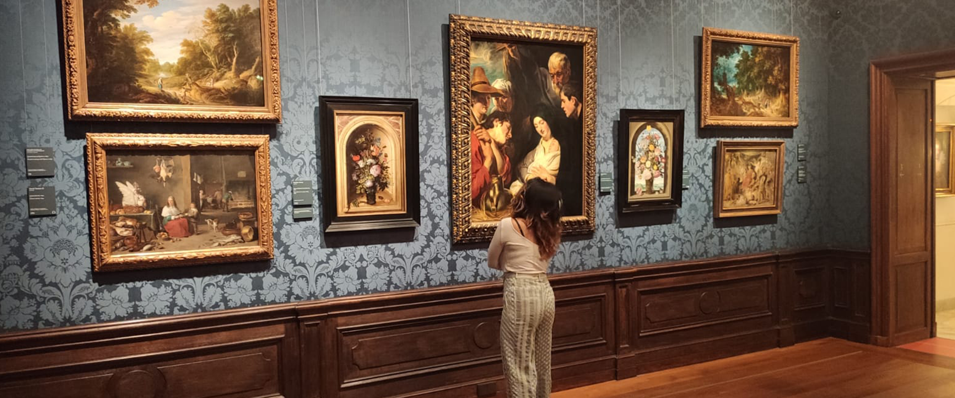 Vrouw kijkt naar schilderijen in het Mauritshuis